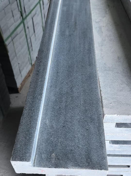 鲁灰挡水石